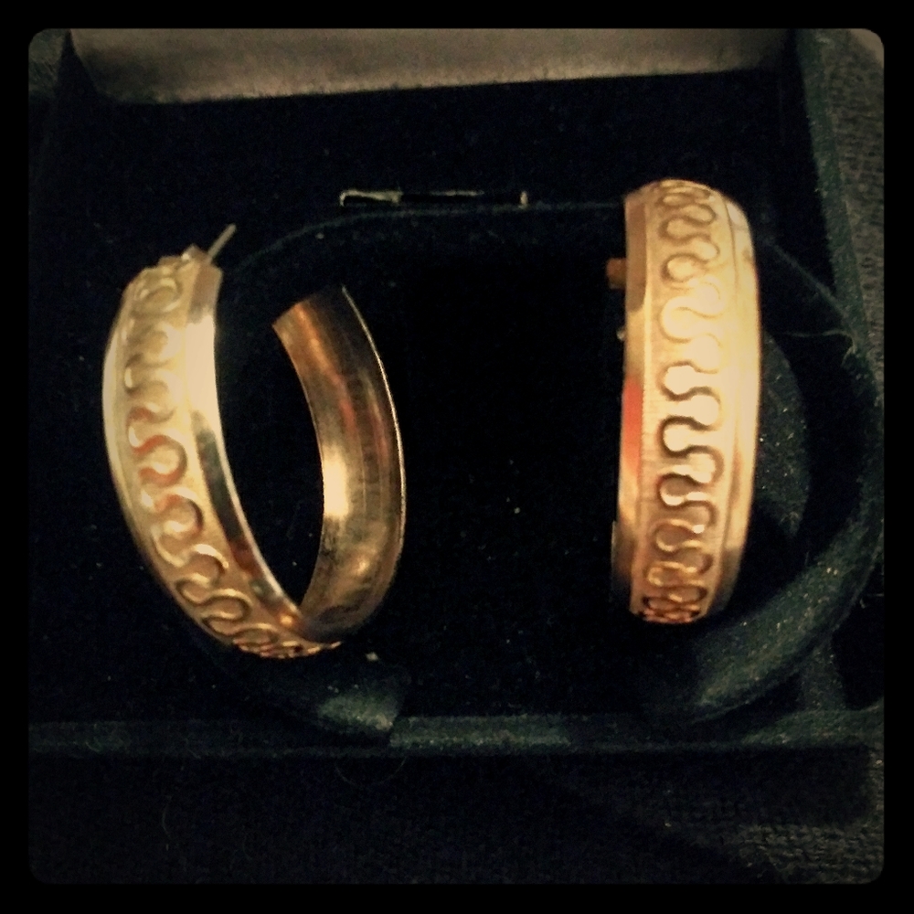2 pairs of gold coustume earrings